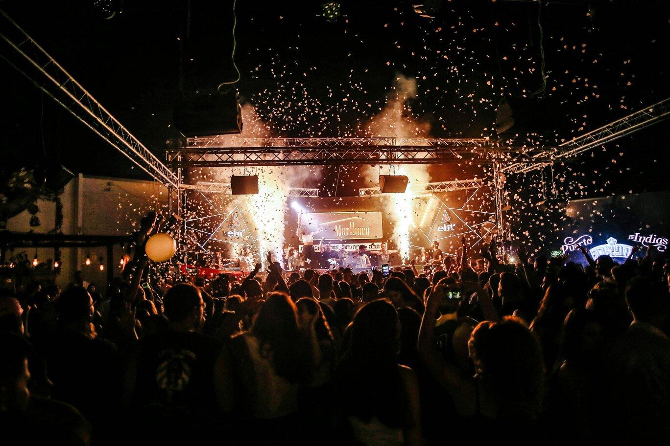 Vecinos disfrutando de un concierto de música grabada en las fiestas patronales de un ayuntamiento